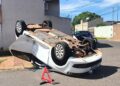 Carro capota após acidente em cruzamento no Bairro Vida Nova Carro capota após acidente em cruzamento no Bairro Vida Nova