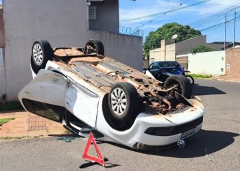 Carro capota após acidente em cruzamento no Bairro Vida Nova
