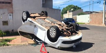 Carro capota após acidente em cruzamento no Bairro Vida Nova