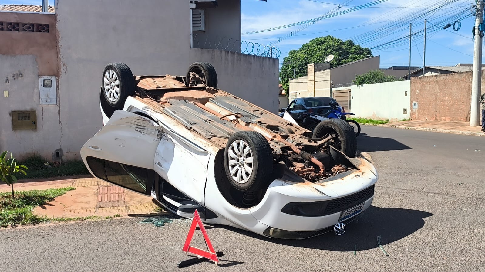 Carro capota após acidente em cruzamento no Bairro Vida Nova