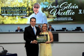 Solenidade reconhece trabalho de profissionais da saúde e dedicação de Irmã Silvia