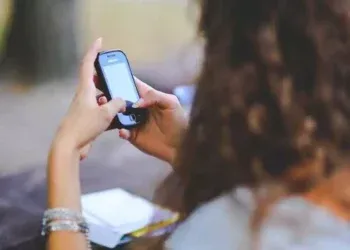 Mulher é agredida após mexer no celular do ‘alecrim dourado’ e é salva pelas filhas