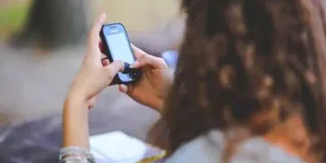 Mulher é agredida após mexer no celular do ‘alecrim dourado’ e é salva pelas filhas