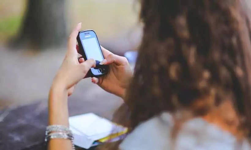 Mulher é agredida após mexer no celular do ‘alecrim dourado’ e é salva pelas filhas