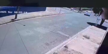 Criança de 5 anos é arremessada em acidente entre moto e carro em Campo Grande