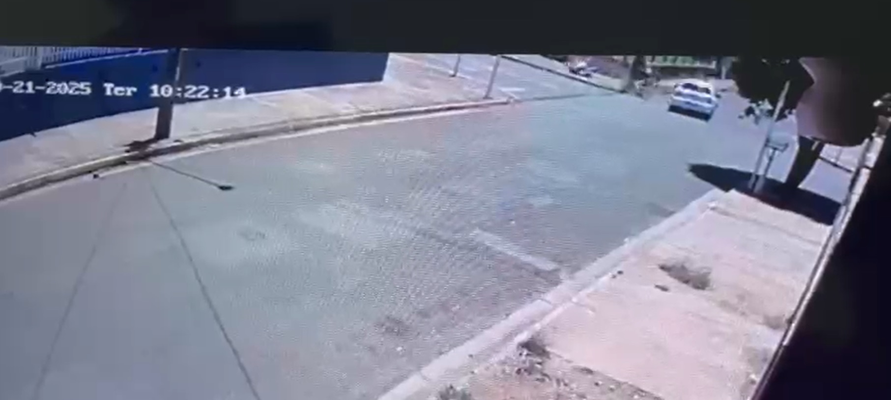 Criança de 5 anos é arremessada em acidente entre moto e carro em Campo Grande