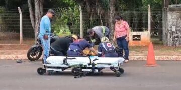 Motociclista fica ferido após acidente com caminhonete na Avenida Tamandaré (vídeo)