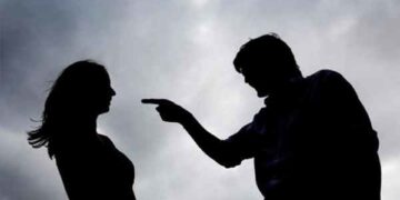 “Vou ferrar com você” e “quebrar suas pernas”: ex-marido persegue mulher e faz ameaças na porta de creche