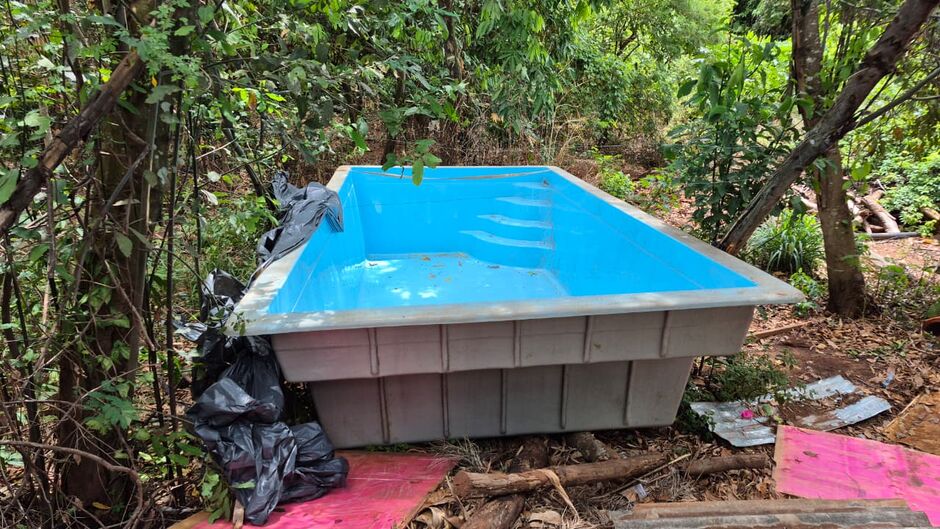 Dupla é presa após furtar piscina de loja na Afonso Pena (vídeo)