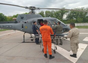 Homem é esfaqueado pela esposa e resgatado por helicóptero da Marinha Homem é esfaqueado pela esposa e resgatado por helicóptero da Marinha