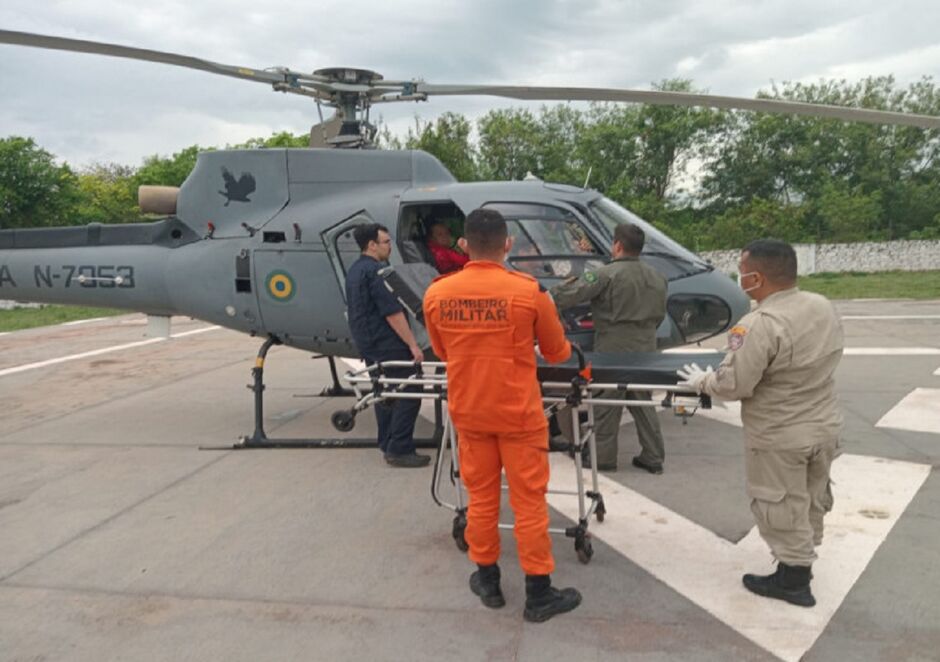 Homem é esfaqueado pela esposa e resgatado por helicóptero da Marinha Homem é esfaqueado pela esposa e resgatado por helicóptero da Marinha