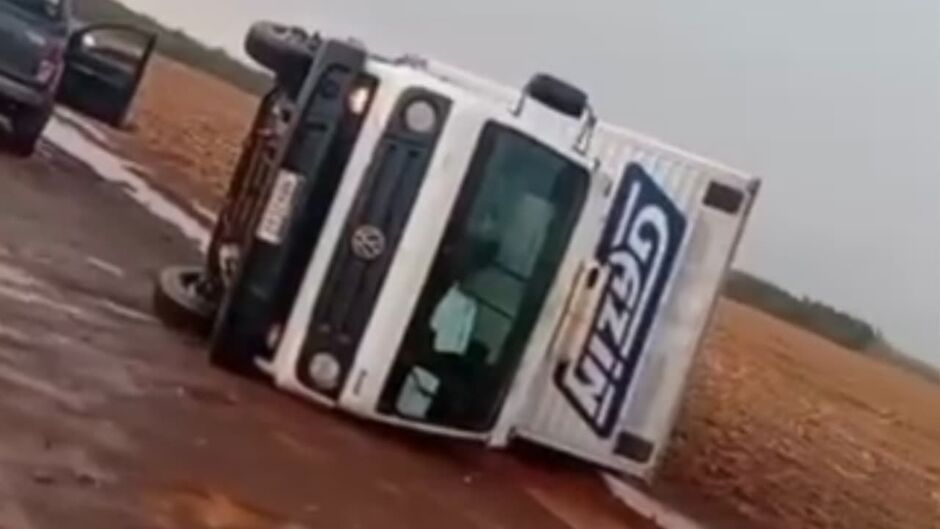 Tempestade com ventos fortes tomba caminhão em Maracaju; casas também foram danificadas