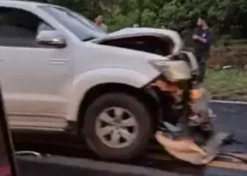 Motociclista morre após bater de frente contra caminhonete em Camapuã Motociclista morre após bater de frente contra caminhonete em Camapuã