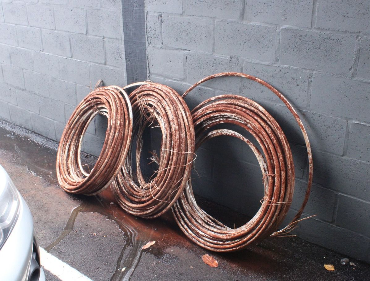 Quadrilha é presa em flagrante furtando cabos de alta tensão na MS-080 Quadrilha é presa em flagrante furtando cabos de alta tensão na MS-080