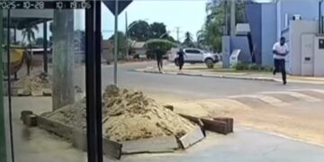 Suspeito de tentar matar adolescente foge algemado após audiência, mas é recapturado em Coxim