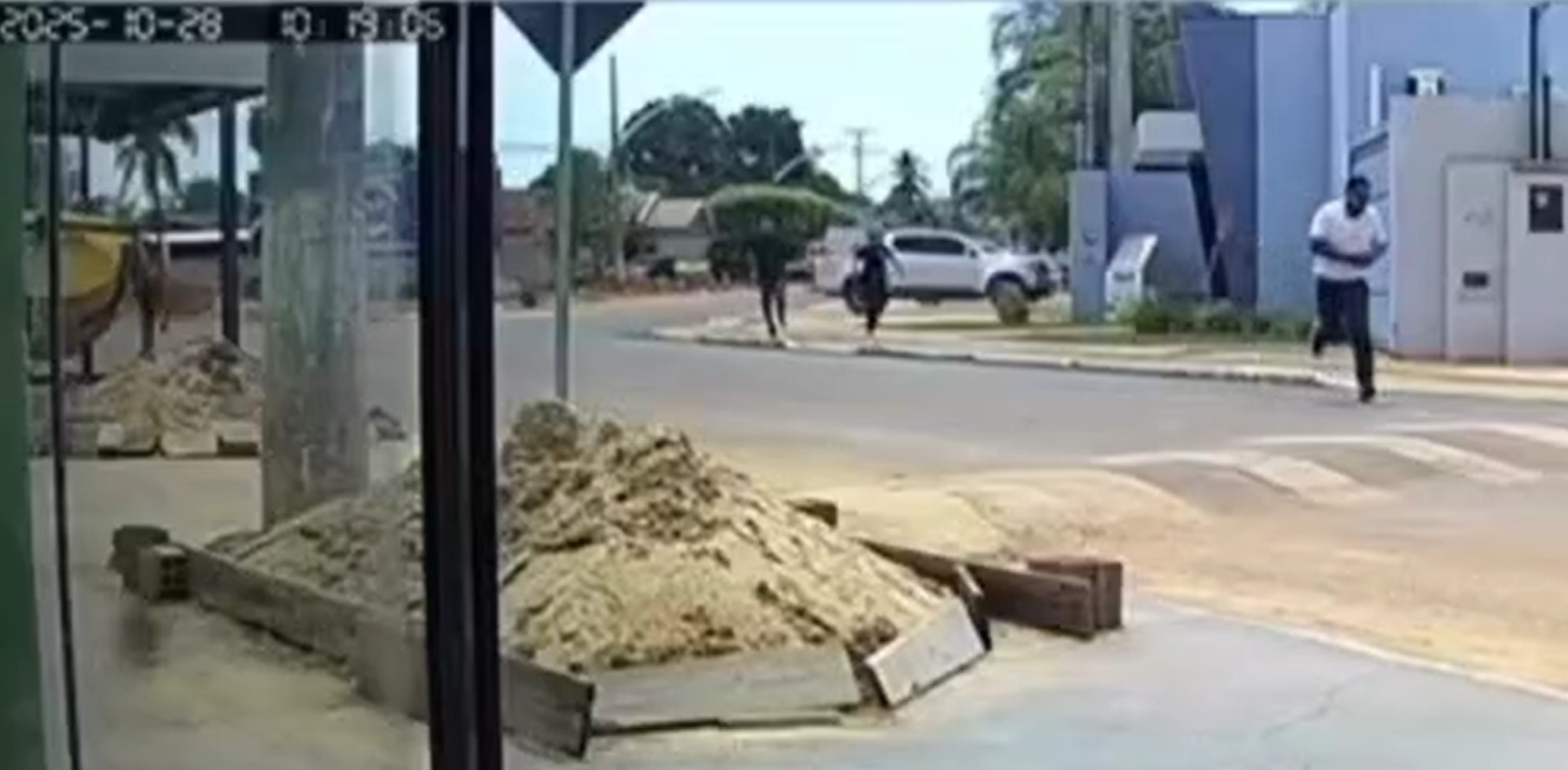 Suspeito de tentar matar adolescente foge algemado após audiência, mas é recapturado em Coxim Suspeito de tentar matar adolescente foge algemado após audiência, mas é recapturado em Coxim