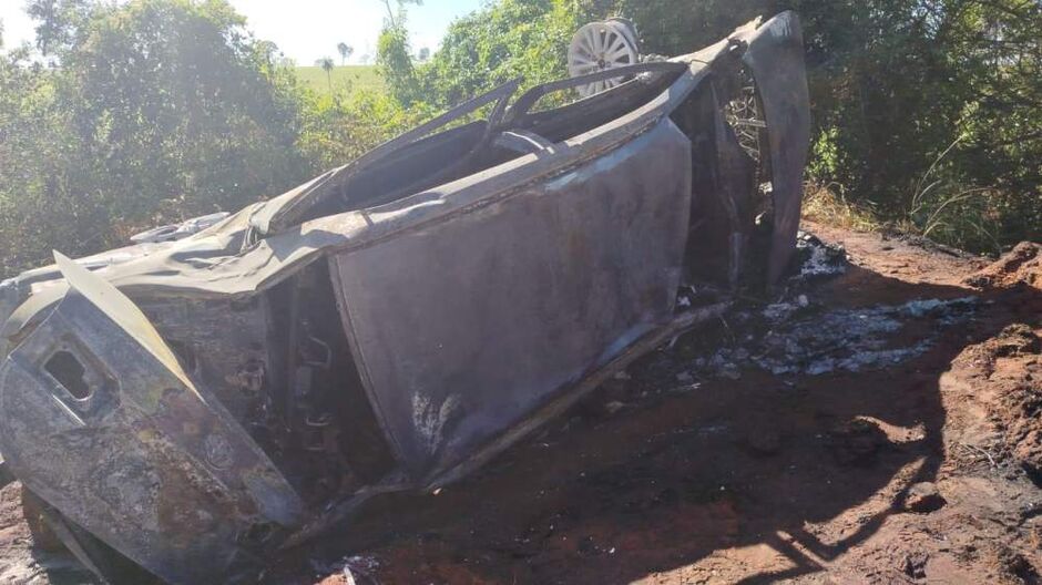 Motorista morre carbonizado após capotamento na BR-158