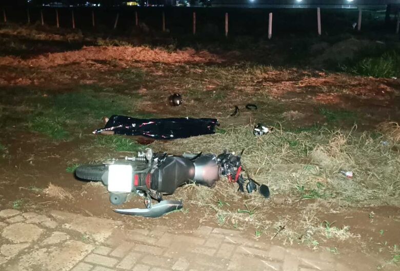 Tragédia na MS-379: jovem motociclista morre em acidente com van em Dourados Tragédia na MS-379: jovem motociclista morre em acidente com van em Dourados