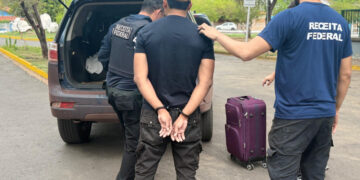 Droga escondida em fundo falso de mala é descoberta com ajuda de cão farejador em Corumbá