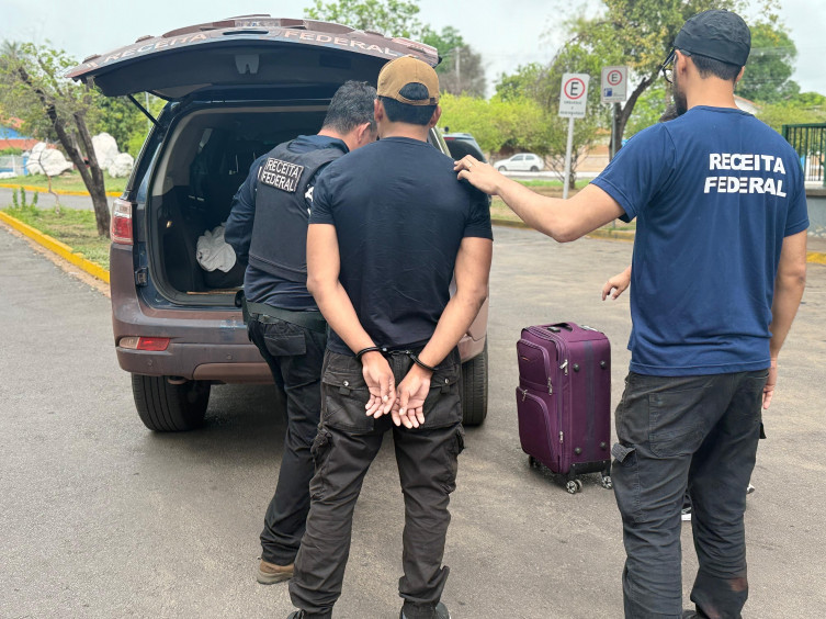 Droga escondida em fundo falso de mala é descoberta com ajuda de cão farejador em Corumbá