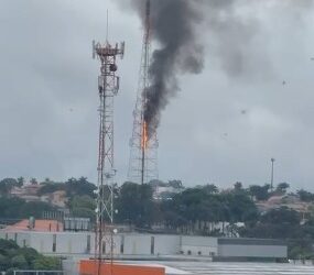 Incêndio atinge torre da sede da TV MS Record e assusta funcionários em Campo Grande Incêndio atinge torre da sede da TV MS Record e assusta funcionários em Campo Grande