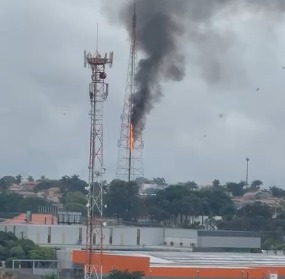 Incêndio atinge torre da sede da TV MS Record e assusta funcionários em Campo Grande Incêndio atinge torre da sede da TV MS Record e assusta funcionários em Campo Grande