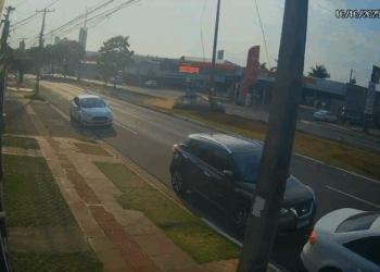 Jovem perde controle de carro tunado e derruba poste em avenida movimentada de Campo Grande