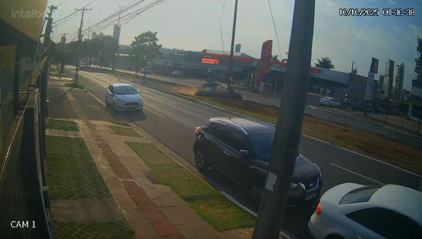 Jovem perde controle de carro tunado e derruba poste em avenida movimentada de Campo Grande