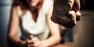 Mulher é derrubada e pisoteada no pescoço pelo cunhado em Campo Grande