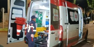 Mulher é esfaqueada na cabeça e na perna após confusão em ponto de ônibus