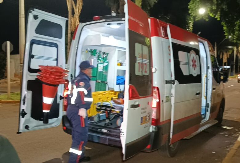 Mulher é esfaqueada na cabeça e na perna após confusão em ponto de ônibus