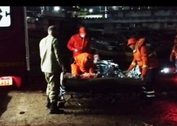 Bombeiros resgatam trabalhador rural esfaqueado em Fazenda Bombeiros resgatam trabalhador rural esfaqueado em Fazenda