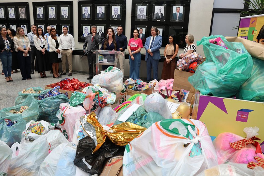 ALEMS arrecada quase 2 mil brinquedos e espalha magia no Natal com a campanha Caixa Encantada