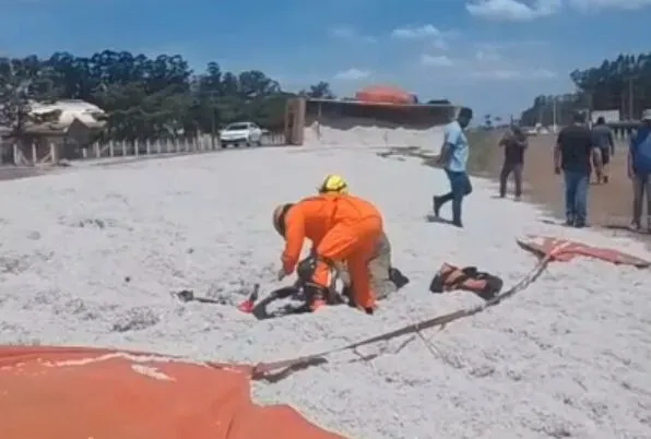 Idosa é soterrada por carga de algodão na MS-306