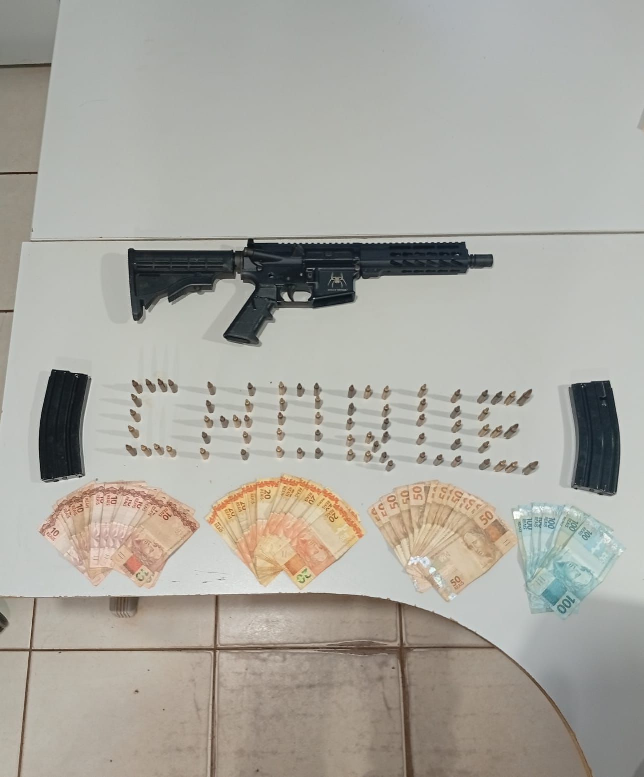 PM prende dois homens por tráfico de drogas e porte ilegal de fuzil em Campo Grande