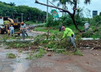 Temporal deixa pontos de alagamento e equipes trabalham na limpeza de ruas em Campo Grande