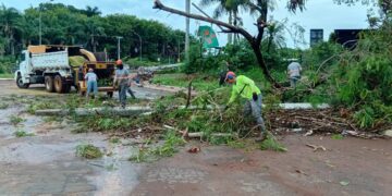 Temporal deixa pontos de alagamento e equipes trabalham na limpeza de ruas em Campo Grande