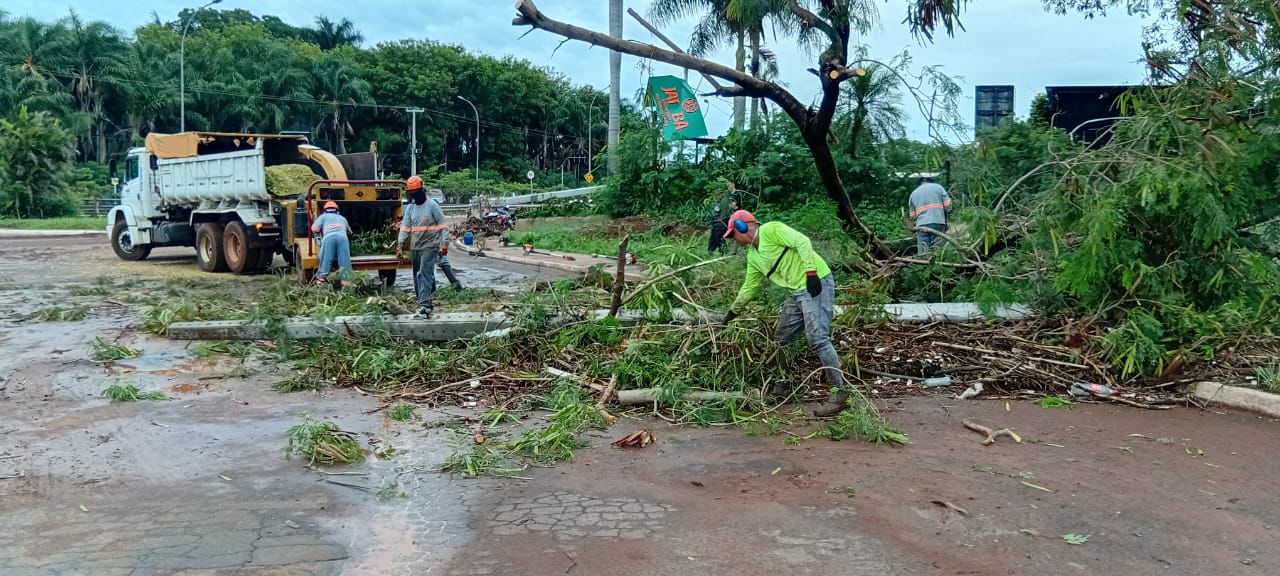 Temporal deixa pontos de alagamento e equipes trabalham na limpeza de ruas em Campo Grande