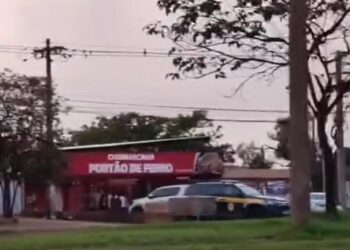Carro perde controle e invade churrascaria durante perseguição policial (vídeo) Carro perde controle e invade churrascaria durante perseguição policial (vídeo)