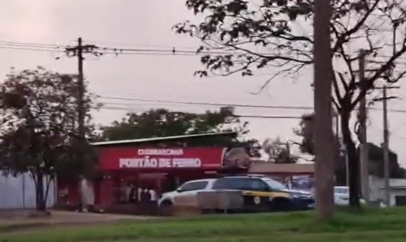 Carro perde controle e invade churrascaria durante perseguição policial (vídeo)
