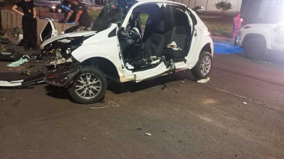 Jovem de 29 anos morre após carro rodar e bater em mureta na Gunter Hans, em Campo Grande