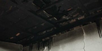 Incêndio em casa é controlado por vizinhos antes da chegada dos bombeiros