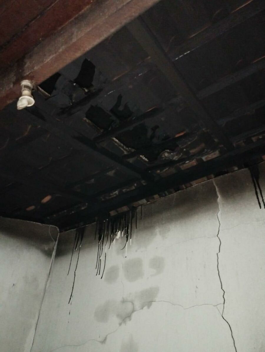 Incêndio em casa é controlado por vizinhos antes da chegada dos bombeiros