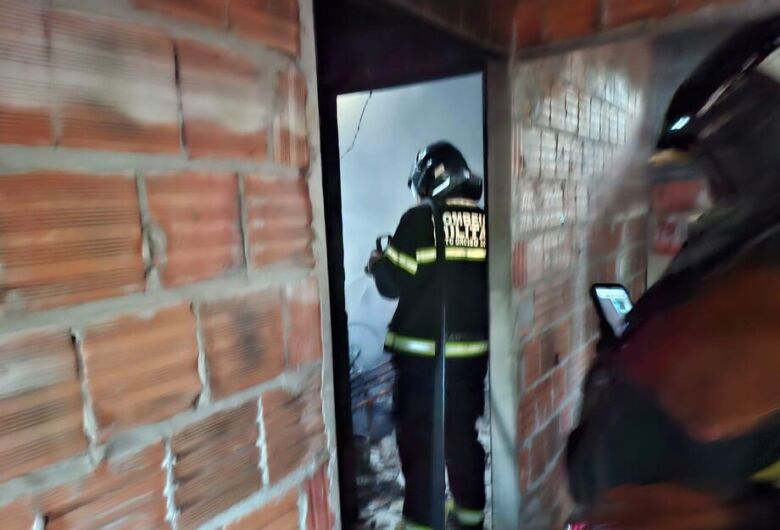 Criminoso invade residência, agride casal e provoca incêndio em Aquidauana