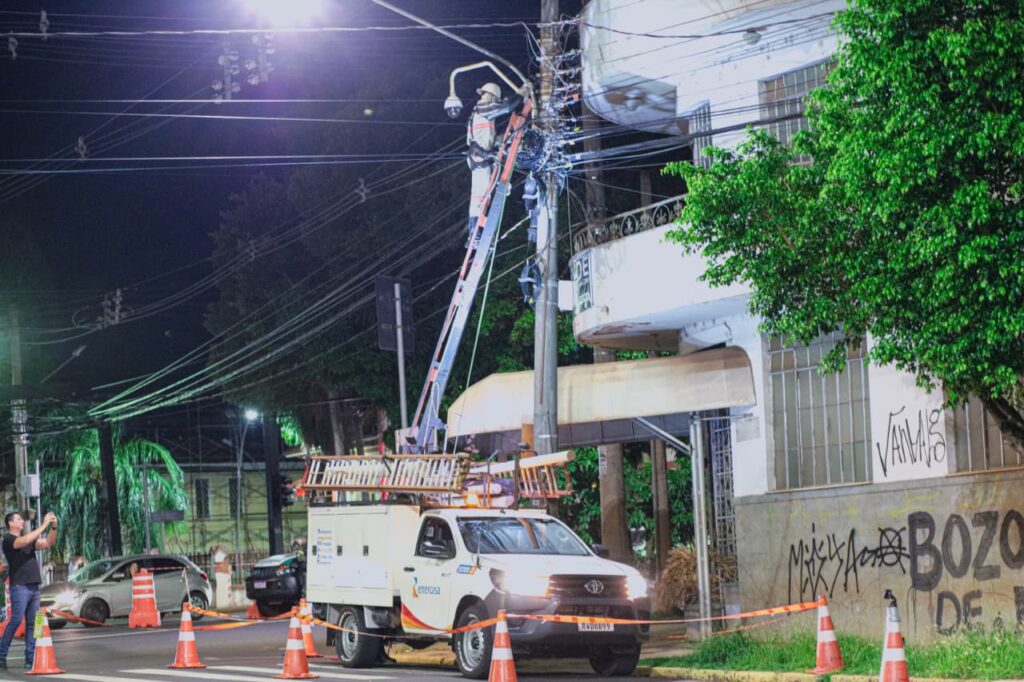 Rede Limpa retira 15 mil metros de fios irregulares no Centro de Campo Grande Rede Limpa retira 15 mil metros de fios irregulares no Centro de Campo Grande