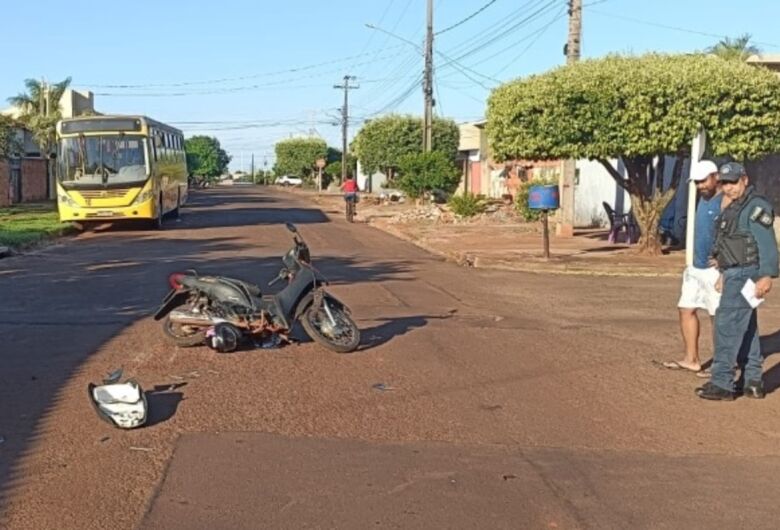 Motociclista bate em caminhão e tem múltiplas fraturas em Rio Brilhante