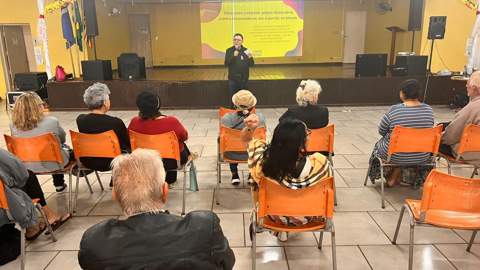 Procon municipal realiza ação em comunidade contra golpes financeiros