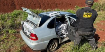 Carro carregado com cigarros é apreendido após cair em barranco (vídeo)