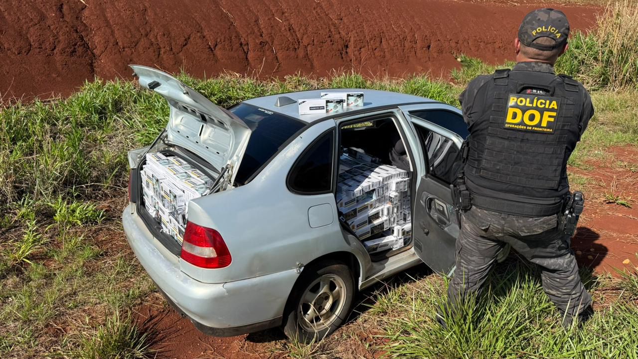 Carro carregado com cigarros é apreendido após cair em barranco (vídeo)