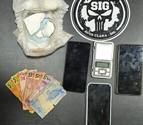 Mulher esconde droga em fralda descartável, mas acaba presa por tráfico Mulher esconde droga em fralda descartável, mas acaba presa por tráfico